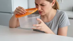 Vervelende geur uit plastic bakjes hoeft geen probleem meer te zijn: Snelle oplossing met geweldig resultaat