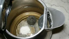 Hoe je gemakkelijk en effectief kalkaanslag uit je waterkoker verwijdert zonder chemicaliën — eenvoudig huismiddel