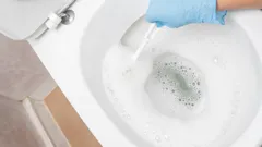 Slechts 15 minuten en je toilet blinkt als nieuw: doe deze twee ingrediënten in het toilet