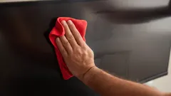 Tv-scherm zonder strepen: wat je absoluut niet mag gebruiken om schoon te maken