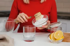 Zelfgemaakt schoonmaakmiddel met citroen en baking soda op een keukenblad