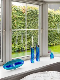 Kamer met groot raam en tafel bij natuurlijk licht